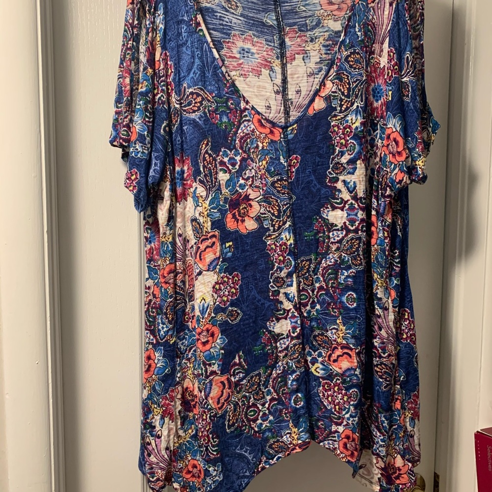 Cable & Gauge Woman Asymmetrical/Shark Bite Hem